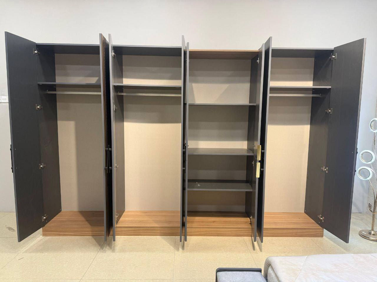 وصول غرفة نوم ريماس ابواب 5 قطع  معمل اصلي درجة اولى 📢

نفس الصورة بالضبط 💯
سكك ثلاث مراحل
نرماده هايدروليك
قياس الكنتور 220سم✅
سرير 180*200سم✅
كومدي عدد2.قياس 45سم✅
ميز تواليت... قياس 80سم✅
متوفرة بلون رصاصي 

السعر 750 الف وبيها مجال 🤎
*********** رقم تواصل
