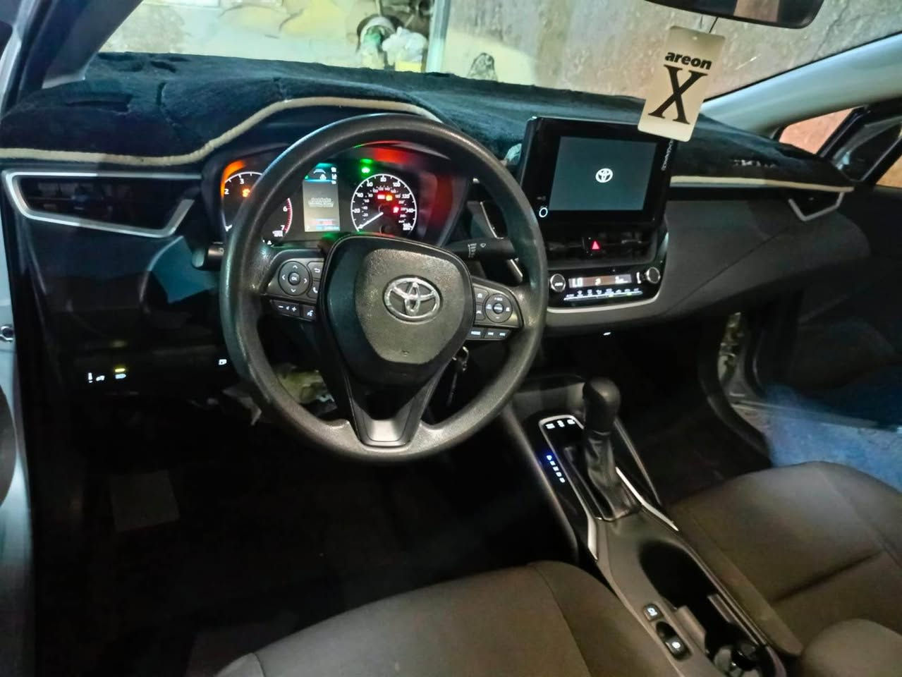 تويوتا كورولا LE Hybrid موديل 2024 للبيع
📌 التفاصيل والمواصفات:
 النوع: تويوتا كورولا (Toyota Corolla).
 الفئة: LE HYBRID (محرك اقتصادي جداً ونشط).
 الموديل: 2024.
 اللون: فضي (سيلفر) ميتاليك مميز.
 الرقم: رقم بغداد مميز وجديد (11 S 12238)، سنوية وهزة جديدة جاهزة للتحويل باسمي. 
 الداخلية: مخمل نظيفة جداً وبحالة الوكالة (بيجي ورصاصي).
⚡ الأنظمة والمميزات:
 شاشة لمس أصلية كبيرة تدعم كافة أنظمة الترفيه والاتصال مع كاميرا خلفية عالية الدقة.
 تحكم ستيرن كامل (جهتين).
 رادارات تويوتا الذكية (تحديد مسار + رادار مانع تصادم + مثبت سرعة ذكي).
 هاندبريك بصمة (إلكتروني) مع خاصية Auto Hold.
 وضعيات قيادة متعددة (Drive Mode) لتقليل الاستهلاك أو زيادة القوة.
 تبريد ثلج، كير ومحرك ونظام الهايبرد والباتريات كلها بشرط الفحص والضمان.
🛠 حالة البدي والضرر:
 حادث السيارة بسيط (جاملغ وبنيد فقط)، وباقي السيارة سليم وتكدر تفحص وين ما تحب. دواخل، لغود، شواصي كلها سليمة وبشرط الفحص.
📍 مكان المعاينة والسعر:
 مكان المعاينة: بغداد.
 السعر المطلوب: [14800$]
📞 للاستفسار والاتصال بالمالك مباشرة:
 رقم الهاتف: *********** بغداد, العراق
