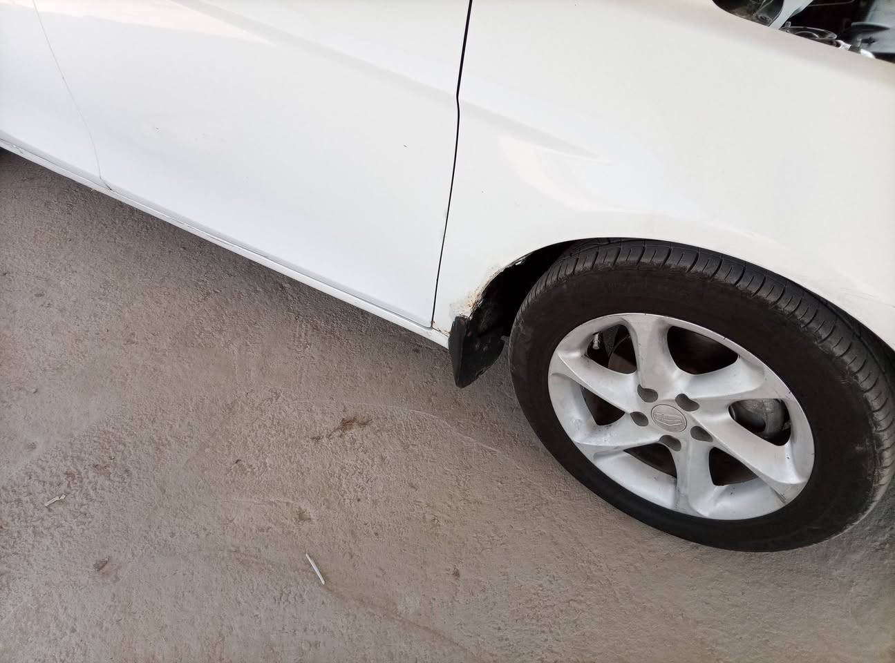 السلام عليكم اخوان سياره امجراند جيلي موديل 2012 رقم بغداد باسم السياره سياره جاهزهن تبريده كان يشتغل بس وقف عندي سياره بها رشه الصبغ ***********2/مكاني بابل
