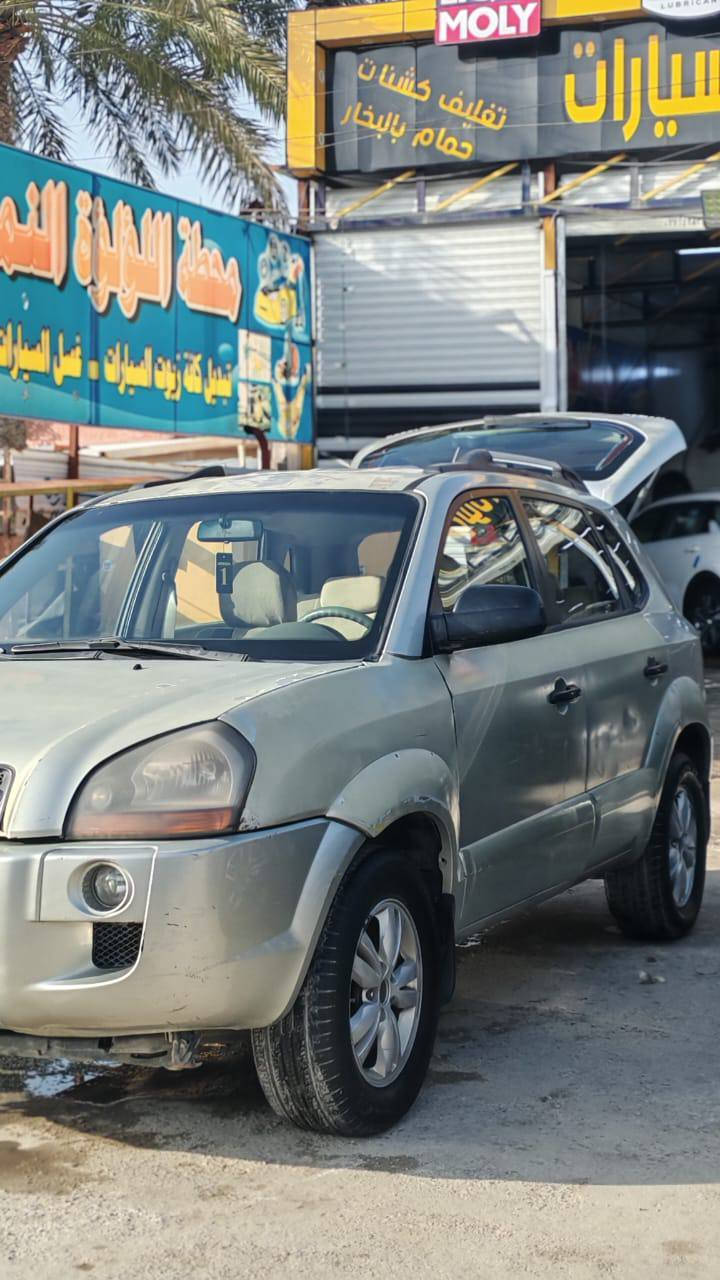 سلام عليكم توسان ٢٠٠٩ للبيع بابتين وجاملغ مصبوغات بنيد مبدل تبريدها شغال خير من الله مكينه نظيفه سياره موجوده بلشعب شاشه اندنرويد كامره خلفيهه
السعر ١٠٠$ وبيها مجال بسيط للشراي 
للاستفسار ***********
