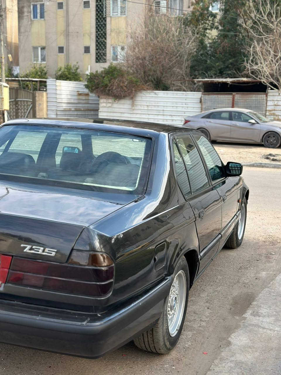 السلام عليكم للبيع فقط 735سياره جاهزه تعمير جديد اي نقص مابيها بدون حادث صبغ للجماليه فقط رقم دولي موديل 92سنويه باسمي العنوان بغداد السيديه ***********
