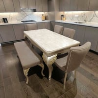 طاولة طعام • ملكي