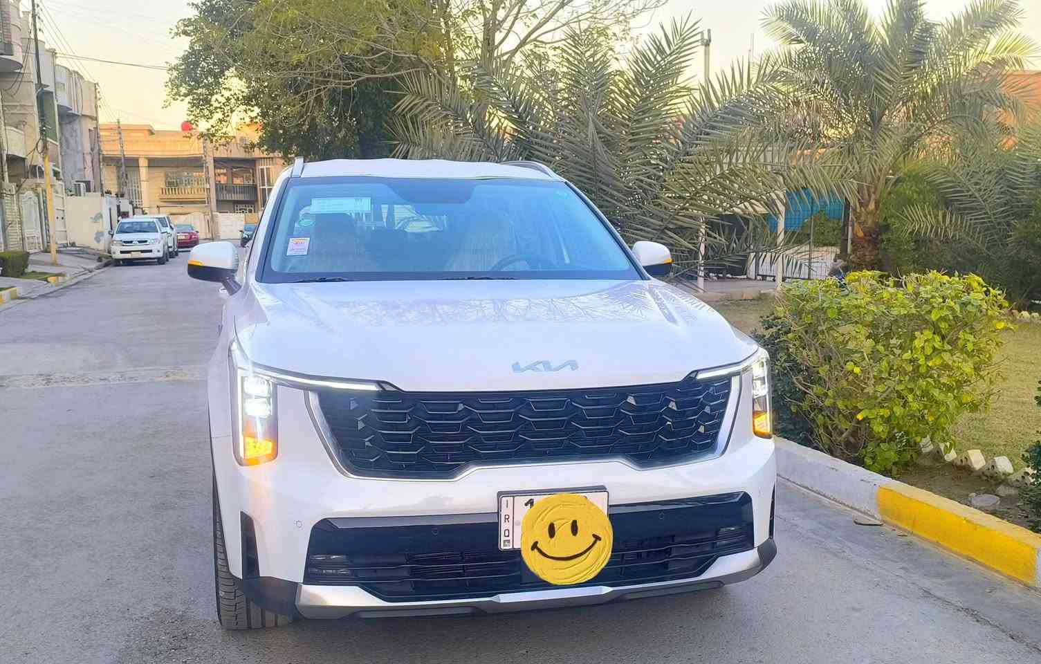 سورنتو خليجي 2025 فول مواصفات عدا البانوراما 
السلام عليكم ..
🌟🌟🌟
سورنتو 25 فول مواصفات .. سته سلندر .. محرك 3500 .. السيارة جديدة بمعنى الكلمة.. مكفولة كفالة عامة.. ماشية 3 ألف كم فقط .. رقم بغداد جديد تحويل مباشر .
🌟🌟🌟
المواصفات ..
بصمة .. تشغيل عن بعد  ..  كامرتين .. شاشة متصلة كار بلي .. داتا شو .. فول تحكم ستيرن .. شفتات كير بالستيرن .. كير ماوس .. مود درايف .. سايد بريك بصمة .. كشنات كهربائية .. جنطة كهربائية .. إلى أخر المواصفات المعروفة ... جميع المواصفات موضحة بالصور وبالتفصيل .
🌟🌟🌟
العنوان ..
معرض الجمال / لتجارة السيارات /  بغداد / الحبيبية / مقابل ملعب المدينة الدولي .
🌟🌟🌟
السعر المطلوب .. 
سعر السيارة  328  بي مجال بسيط ( للجناي ) 
🌟🌟🌟
ملاحظة هامة ..
أولا .. سعر البيع المتفق عليه مع المعرض يكون بدون دلالية معرض .
ثانياً .. السيارة تباع شرط السونار و أي شيء مخالف لكلام المعرض من حيث الكفالة ترجع السيارة ويكون تكاليف السونار على المعرض .
🌟🌟🌟
للاتصال ☎️ ***********
