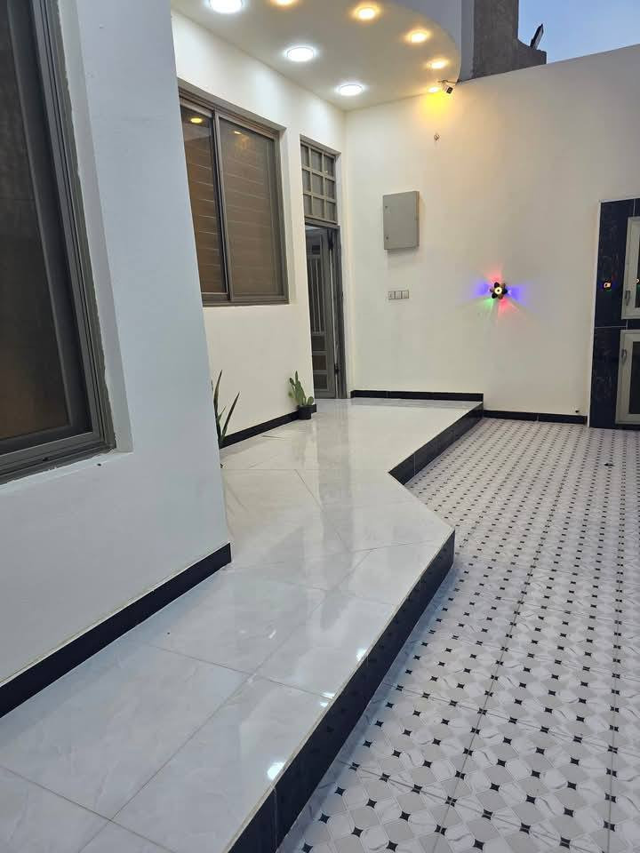 اللهم صل على محمد وال محمد
بيت للبيع بالكوت الجديده شارع اليوده او شارع مجلس بلدي الكوت الجديده بالشارع الرئيسي وليس فرعي   ،مساحه 200متر 
يتكون من غرفتين نوم استقبال مطبخ صاله وبيتونه بيت بناء 2026 
السعر 95 وبي مجال 
 للاستفسار *********** ابو زهراء
