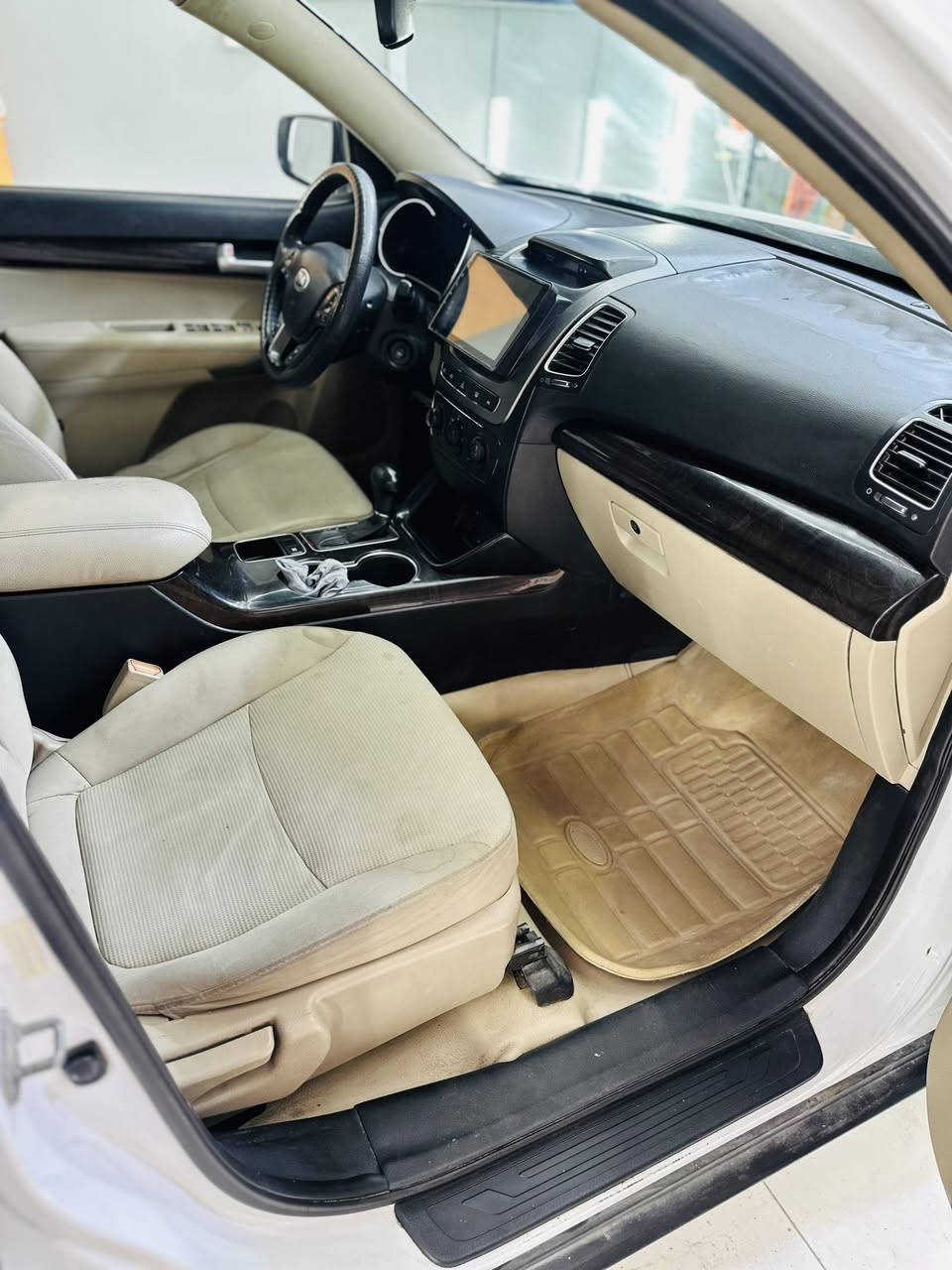 سورنتو للبيع  2015 للبيع وارد امريكي 4 سلندر صبغ بنيد وجاملغات اماميه رقم بصره السياره جاهزه السعر 145 الاستفسار ***********
