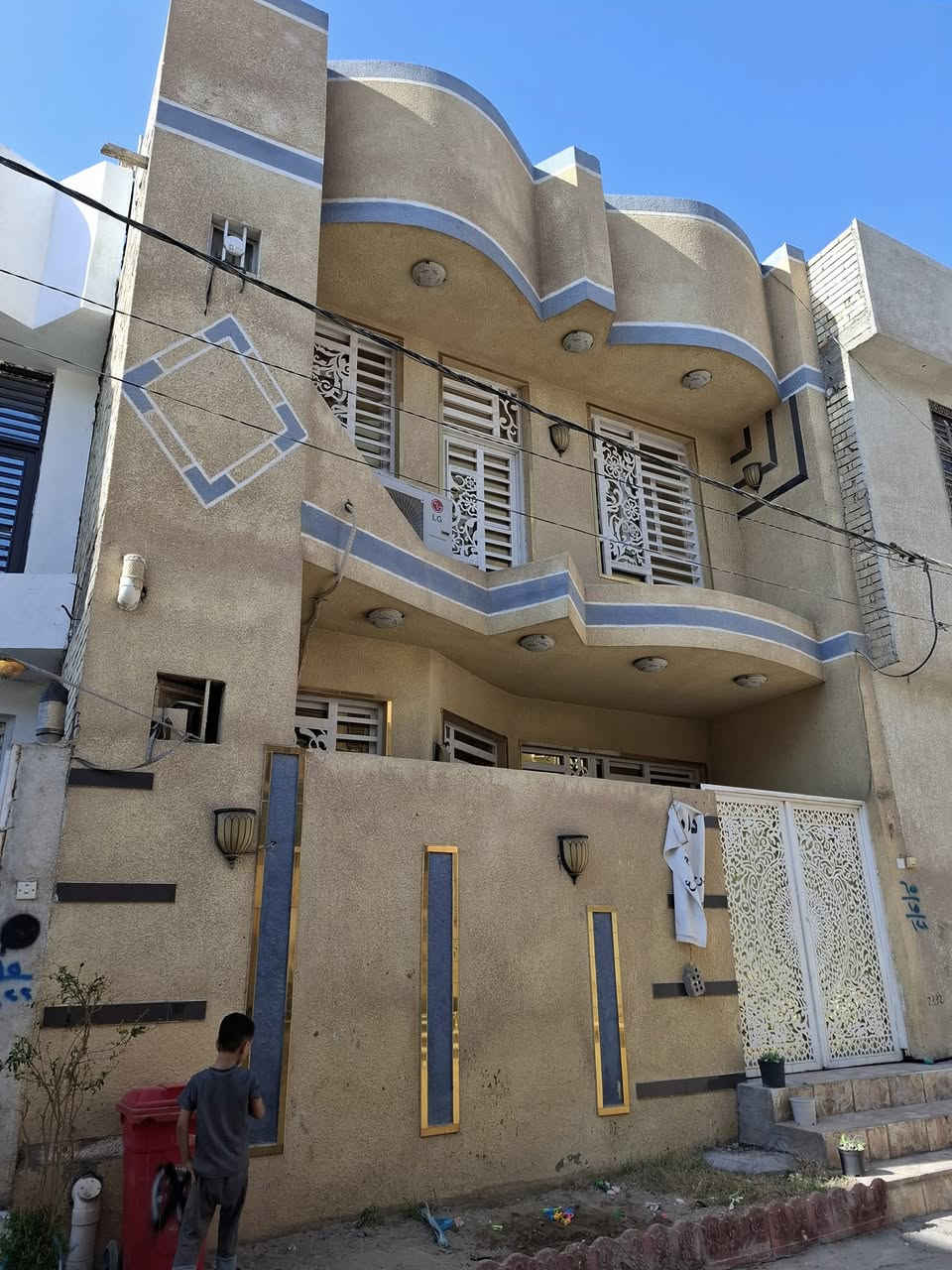 دار للبيع المساحه ١٠٠م بناء حديث طابقين خلف مدينة العاب السندباد للاستفسار الاتصال ***********و ***********
