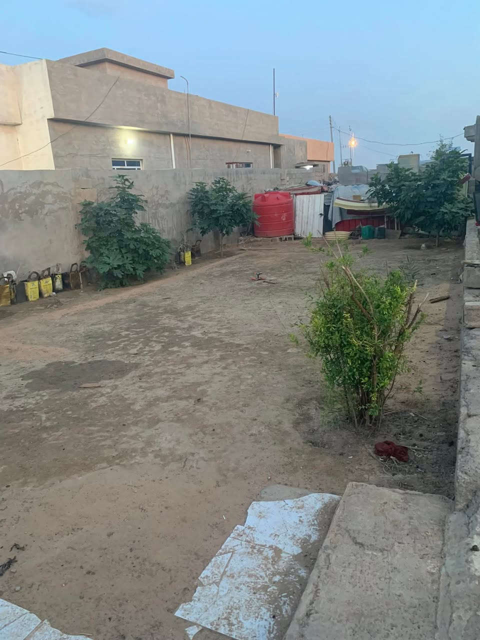 السلام عليكم دار للبيع بيت مع مشتمل المساحه الكليه800 م البيت ٣غرف نوم ثنين جوه وحده طابق ثاني +مطبخ حار بارد +صاله 4+7
+استقبال / مشتمل غرفه +مطبخ +صحيات+شتايكر فلين ابو ال٥
(((المشتمل غرفه ومطبخ وصحيات معزول))))

العنوان(((( تكريت مقابل اقسام الداخليه 

مال الجامعه الي يم سيطره الأقواس)
***********
