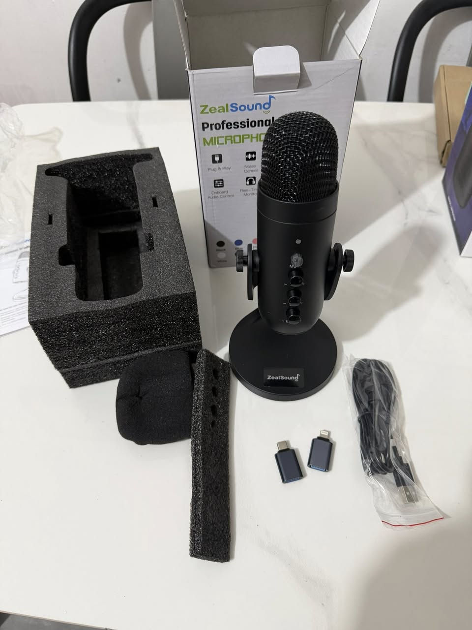 المنتج عبارة عن ميكروفون مكثف ZealSound (طراز K66) مصمم للاستوديو والبث المباشر. 
نوع الاتصال: يعمل بتقنية USB للتوصيل والتشغيل المباشر دون الحاجة لبرامج تعريف. 
الميزات الصوتية: نمط التقاط أحادي الاتجاه (Cardioid) لتقليل ضوضاء الخلفية، مع رقاقة DSP لإلغاء الضوضاء. 
التحكم: يحتوي على أزرار مدمجة للتحكم في مستوى الصوت (Volume)، كسب الميكروفون (Gain)، ومؤشر LED لحالة العمل. 
محتويات الصندوق: يأتي مع حامل سطح المكتب، كابل USB بطول حوالي 1.8 متر (70.87 بوصة)، وفلتر صوتي 

اعلى سعر أبيع


**إذا كنت صاحب هذا الإعلان وتريد حذفه لأي سبب، رجاءا أرسل رسالة إلى الدعم الفني**
