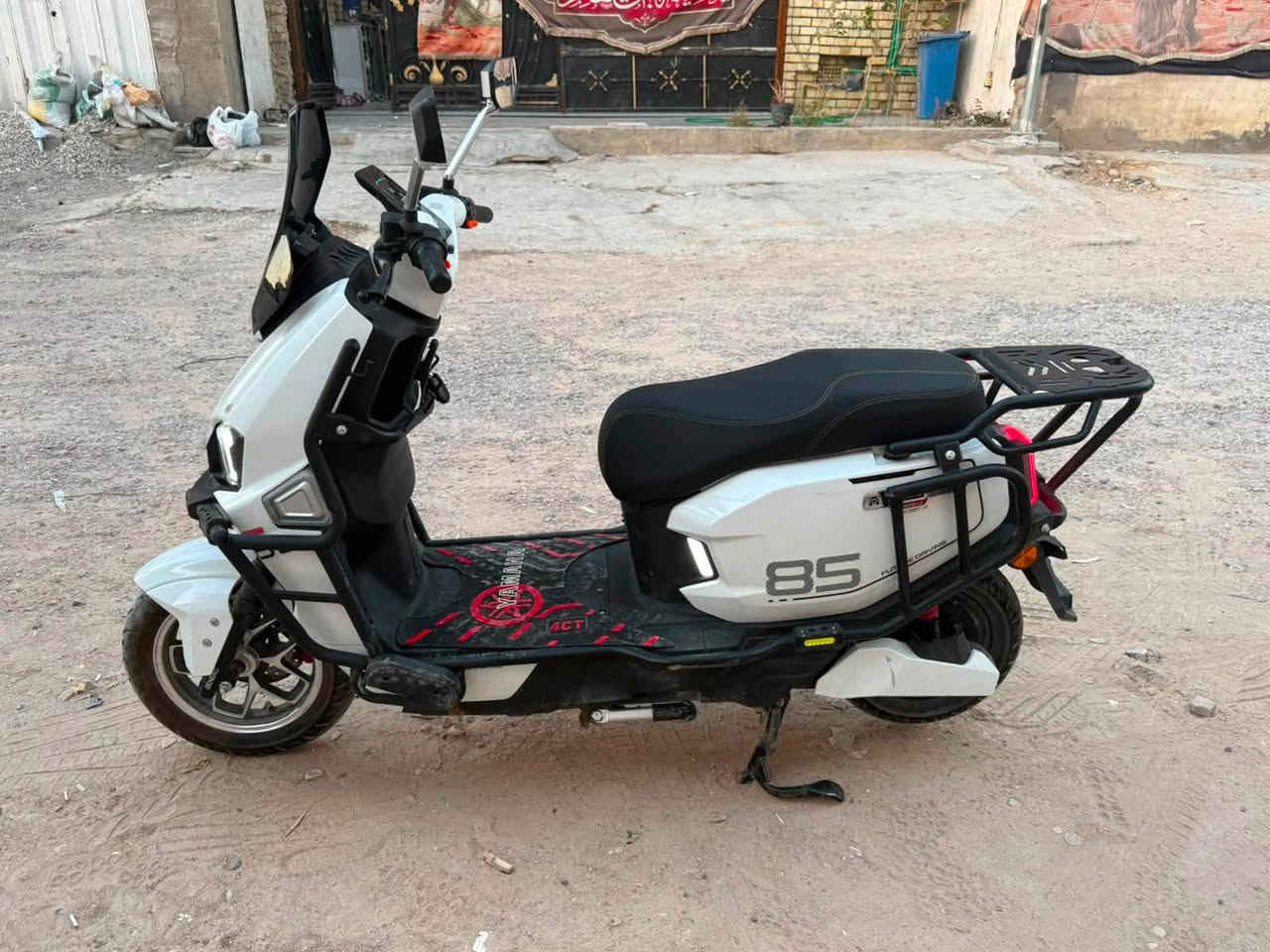دراجه شحن للبيع وياهه. خوذه وصندوگ  صارلي شهرين ونص من اشتريتها.  سعرها 900 الف    ***********
