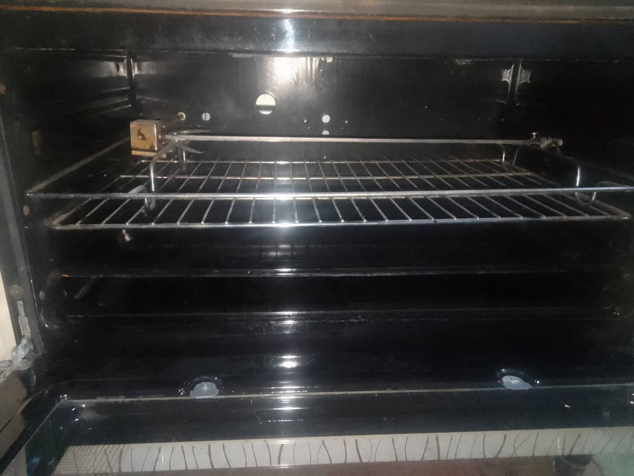 طباخ رويال مصري خمس مشاعل 
فرن فوك جوة شغال نارة 🔥 صافية حلوة 
آلي يرغب يتفضل خاص أو ت ص ***********
