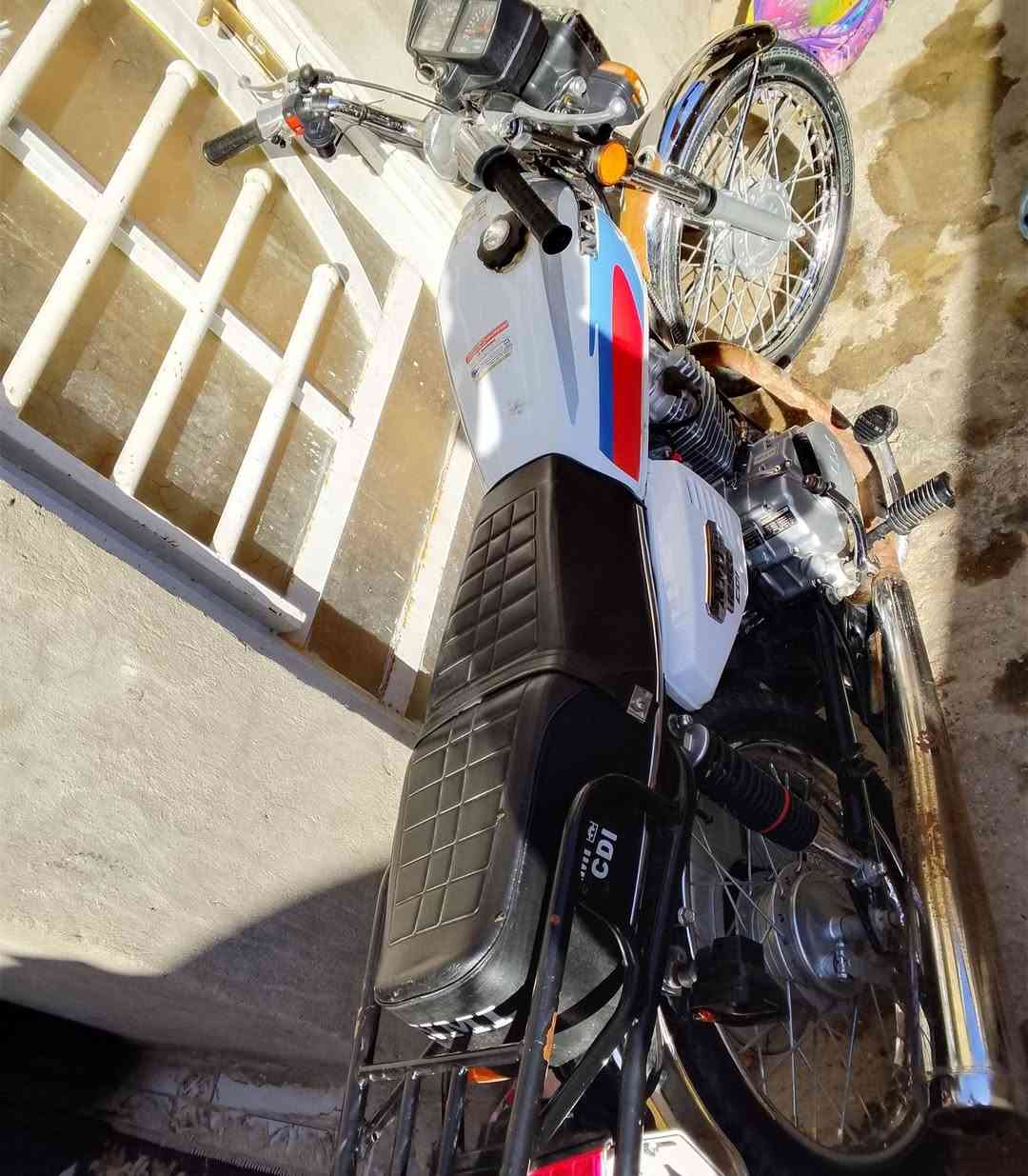 السلام عليكم نامه امتياز 2025للبيع دراجه نضيفه نقصها بس باتري  صارلها 4اشهر من طالعه مامفتوحه الدراجه حلوه ونضيفه مكاني حله شارع 80 خاص مفتوح وهذا رقمي *********** السعر 550وبيها مجال للطيبين
