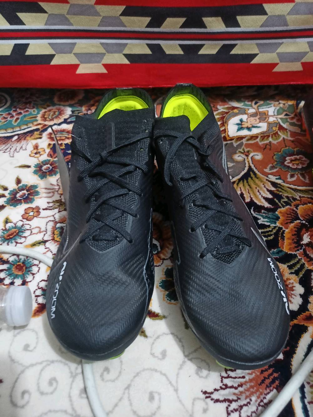 -حذاء كرة قدم 
- ق 42
- العنوان العمارة ميسان قلعه صالح 
-مراسله خاص او واتس وبلخدمه