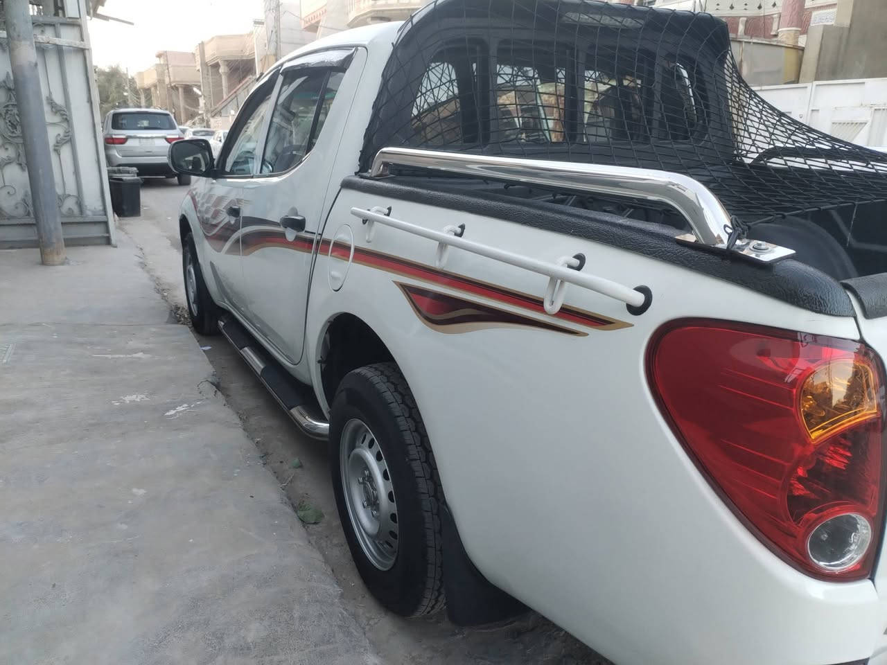 السلام عليكم اخوان L200 للبيع او مراوس السيارة كلش جديدة شكد متتخيل وكلشي بلادي و ع شركة ماشيه ١٤٠ الف حتى جامتها الاماميه البلاديه ومابيها ولا زلخ الجامه دواخلها بلكارتون ترايها مال هسه طالعه من الشركة رقمها مميز تره تحب تستفسر بعد هذا رقمي ***********
