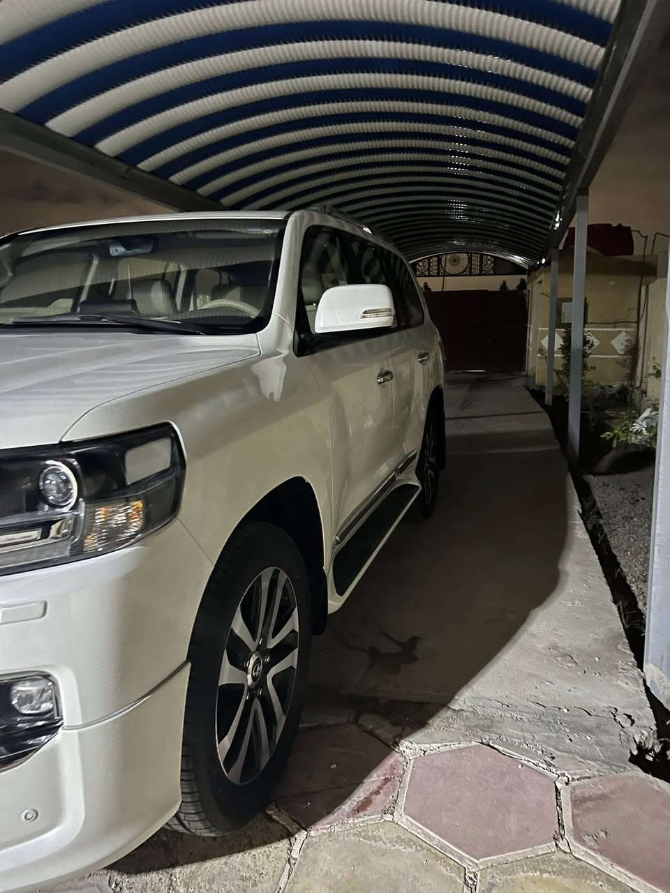 السلام عليكم لاندكروز 2019 السياره ساز  محرك 4000
6سلندر فول مواصفات السياره جديده 
ماشيه 114 
السعر 530 
الهاتف ***********
