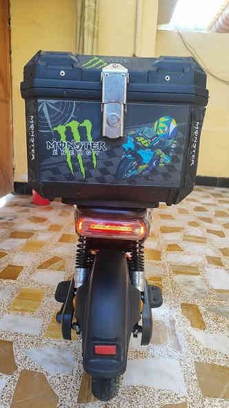 السلام عليكم R9 استعمال شهرين 
السرعة من 50الي 55 حسب الوزن 
4 بطاريات 20 امبير 48 فولط 
الملف 1000واط 
السعر 450 وبي مجال قليل 
*********** بي وتساب
