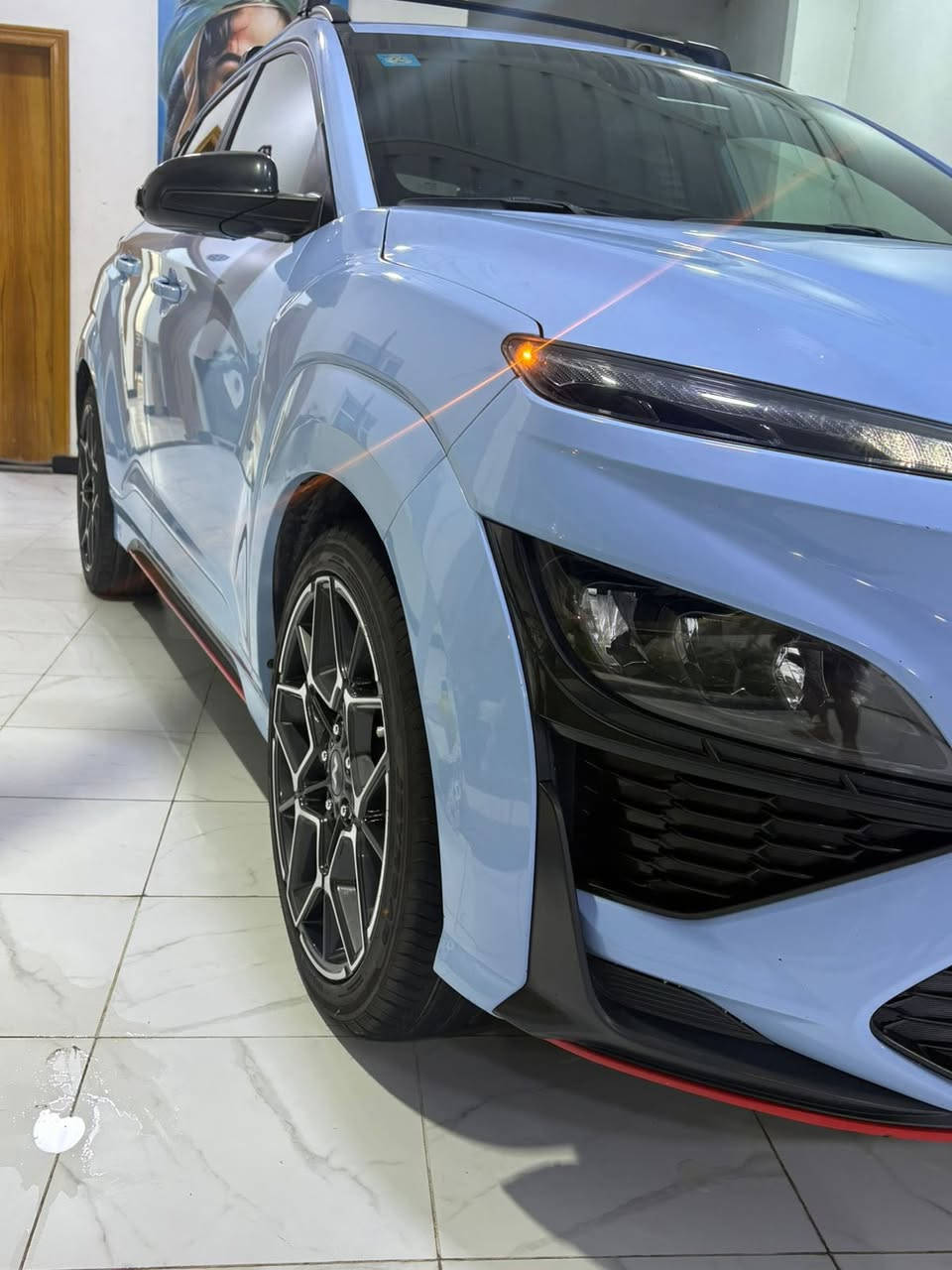 كونا 2022السياره Nمختمه  بصمه جلد وقماش شاموي كشن كهرباء دات شو ويل كب حساس كامره بلاجكتور تشغيل بعد كزوزات رياضيه شوته رياضيه محرك 2000تيربو السياره جاهزه من كلشي وهواي بيه موصفات مستعجل على البيع كنديه بدون ارباك السياره صور الحادث ناشرهن السعر 160قفل 
***********
