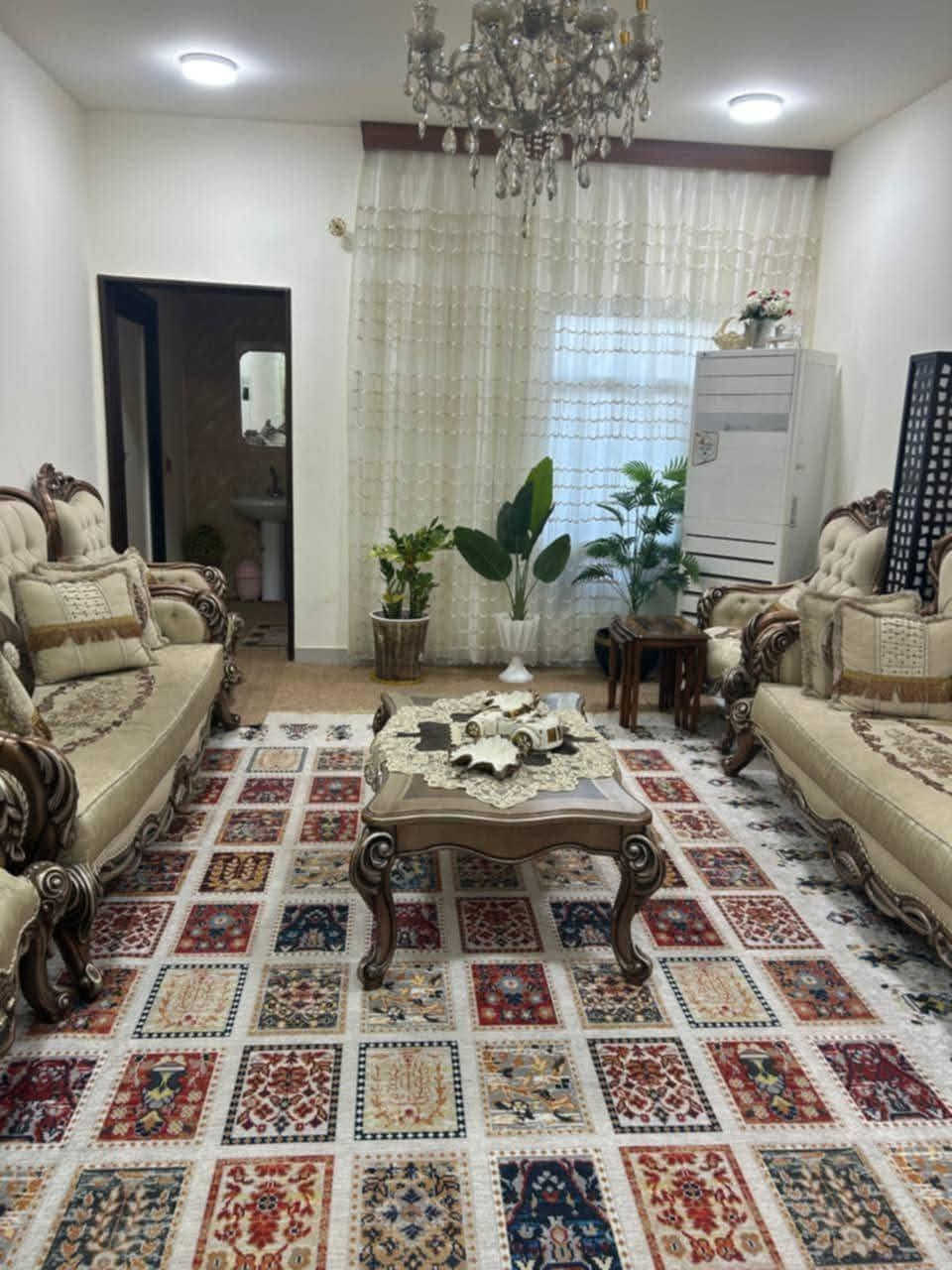 السلام عليكم .
دار للبيع في مجمع الغدير السكني كربلاء
المساحة ٢٠٠م
طابقين. يحتوي على اربع غرف نوم صالة كليدور مطبخ  ٣ مجمعات صحية البيت درجة اولى  على شارع سايدين مقابيل الاسواق 
السعر ٢٣٥ طابو صرف
للاستفسار***********
