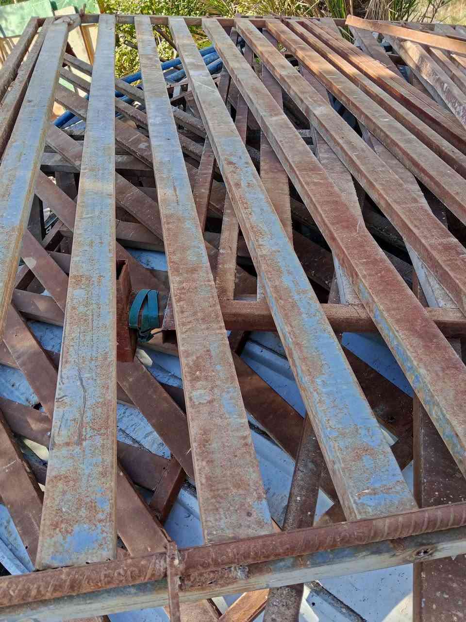 روط وسياج طول 80 متر ابيع شلع على الطن 400 الف لطن الواحد رقمي ***********
