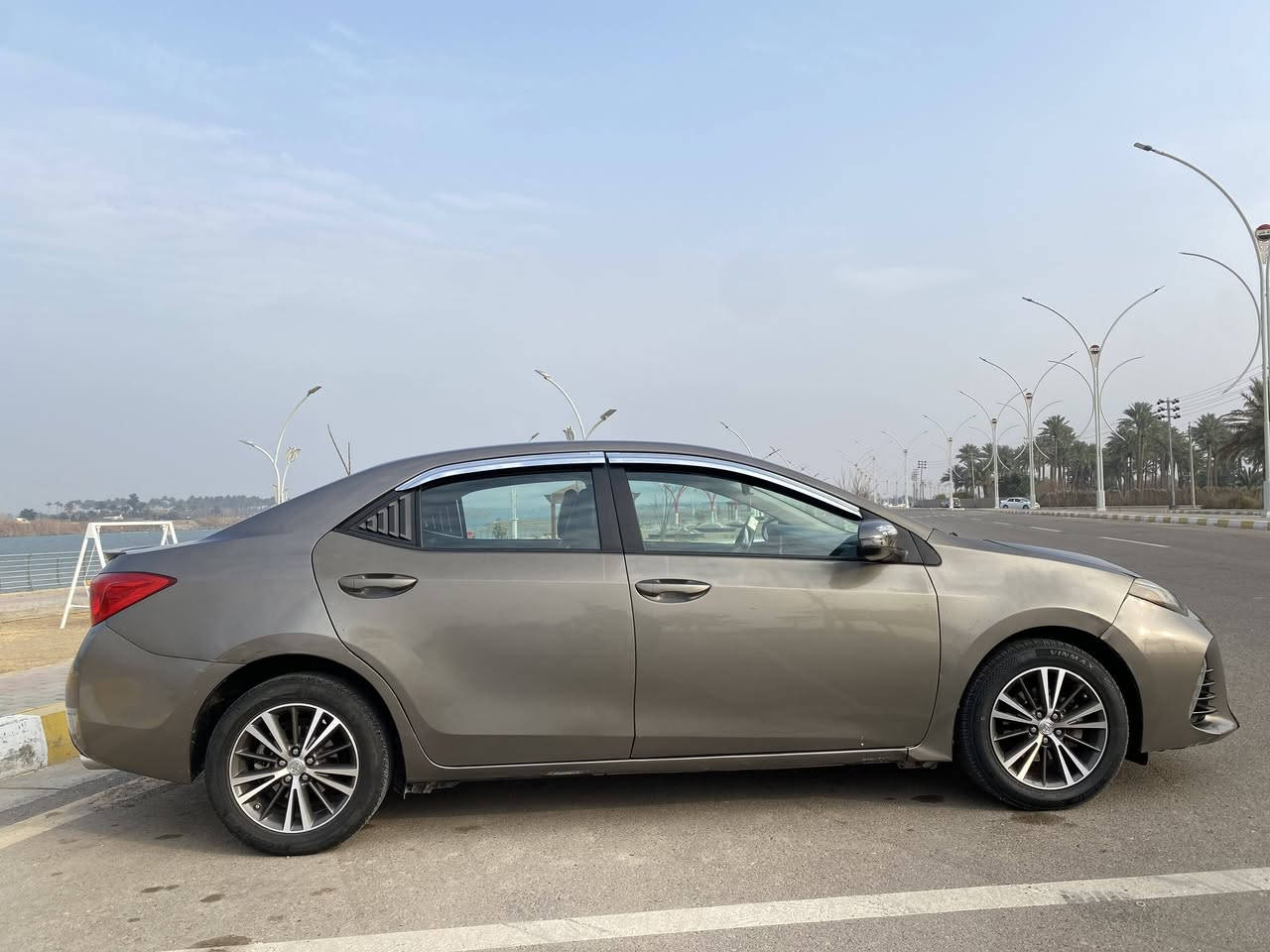 السلام عليكم اخوان.. كورولا 2019 فئه se  محرك 1.8فول عده الفتحه والبصمه وارد امريكي حادثها جاملغ  وباب صبغ ابيعلك 3 قطع لان الخلفي مصبوغ توحيد لون بدون دواخل ولا شاصي ولا لغد ولا ايرباك صور الحادث بلمنشور  السياره ماشيه 96الف ميل مناقصها اي شي تشغل وتطلع صدر حداديه كير محرك تدفئه تبريد 7 سرعات كله مكفول مسوي ادامه كامله جديده ومبدل دهن الكير الهايدروليك الاصلي .
المواصفات:
كشنات جلد 
كامره اماميه وخلفيه 
شاشه كبيره 
رادار امامي 
سياقه ذاتيه
توقف ذاتي 
مثبت سرعه 
تنبيه الخروج عن المسار 
اوامر صوتيه 
شفتات ستيرن 
سترين كهربائي 
تحكم جهتين
اشاير بلمري 
بلوجكتر ناصي عالي كله LED
درايف مود :ECO+SPORT
مرايا هيتر 
مواصفات الكورولا معروفه السياره خير من الله كلشي مناقصها عليها 400 غرامات تنزل من السعر 
السعر 148 وبيها مجال حك الجيه رقم + واتساب ***********
