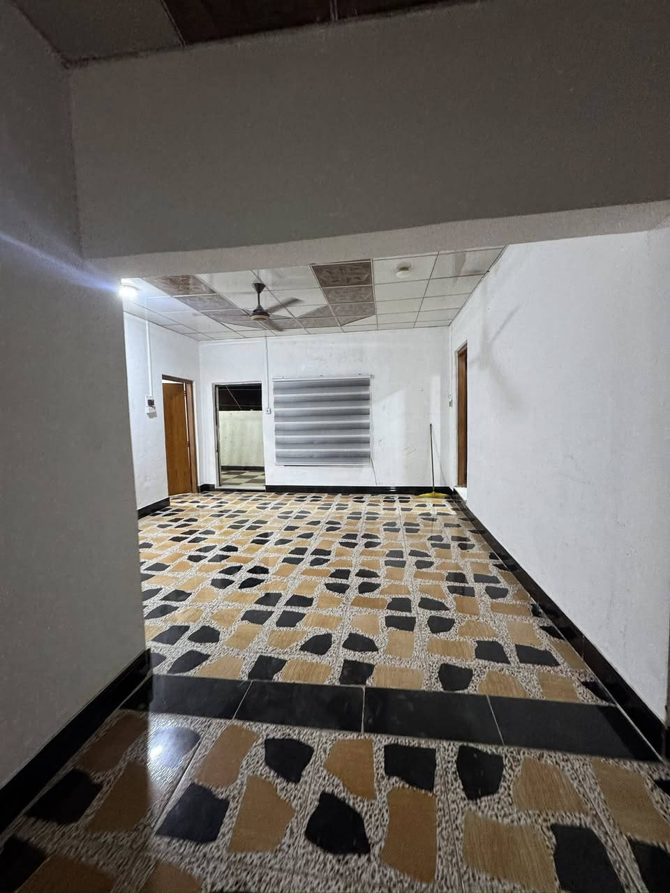 مشتمل طابق اول معزول للأيجار في القبله حي المهندسين على شارع60 تجاري يصلح للشركات مكتب محامين  سكن عائلي تحتوي على غرفتين صاله مطبخ صحيات سعر للأيجار600 للتواصل على رقم***********
