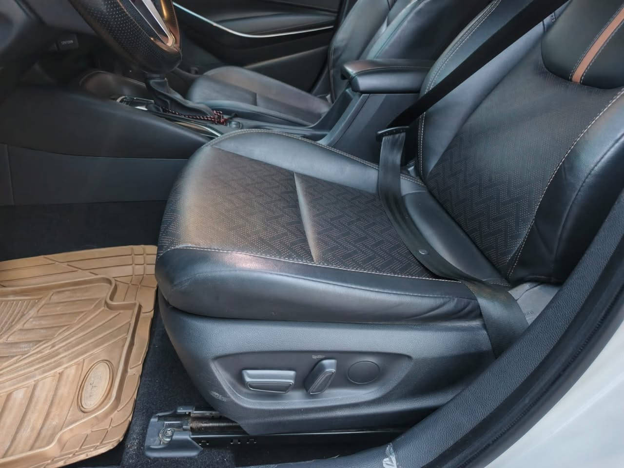 للبيع تويوتا كورلا 2023 هايبرد 
شكل الامريكي الرياضي فول مواصفات
سيارة مصروف عليها 
مغلفة PPF  بالكامل ب 1300$
ماعدا مكان الضربة 
السيارة مكفولة ماعدا 
بيها الباب الخلف السايق مبدل
ومصبوغ والجاملغ الخلفي الايسر
مرشوش من قبغ البانزين وجوة
صدر كير مكينة على وضع الشركة
استخدام شخصي ماشية 109 الف
سيارة جديدة ممتعوبة 
مرقم بغداد باسمي 
مكانها بغداد
للاستفسار 
***********
