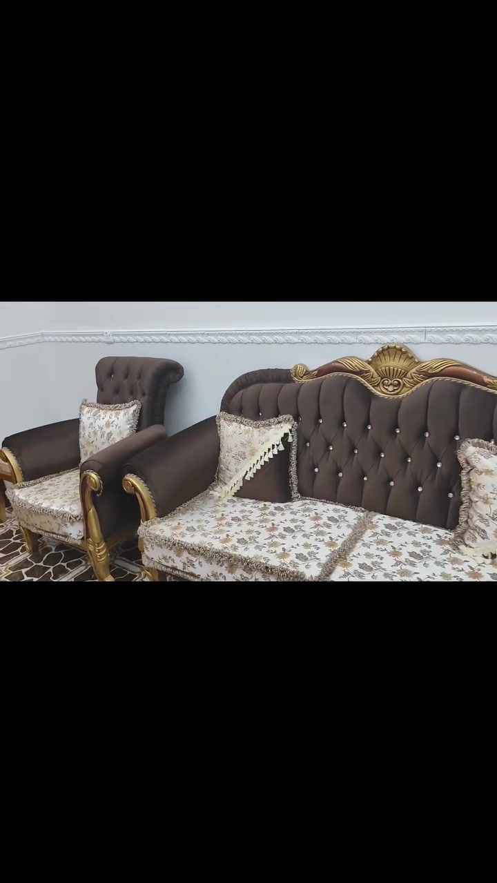 قنفه ملكي كلش حلو ونضيف 
نسبه نظافة 100%  
مراسله على واساب أو خاص رقم موبايل ***********
