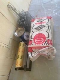 غراض محل مسكوف سمج ، استعمال "نص نهار فقط" متوازي على بيعتهن باسعار كل...