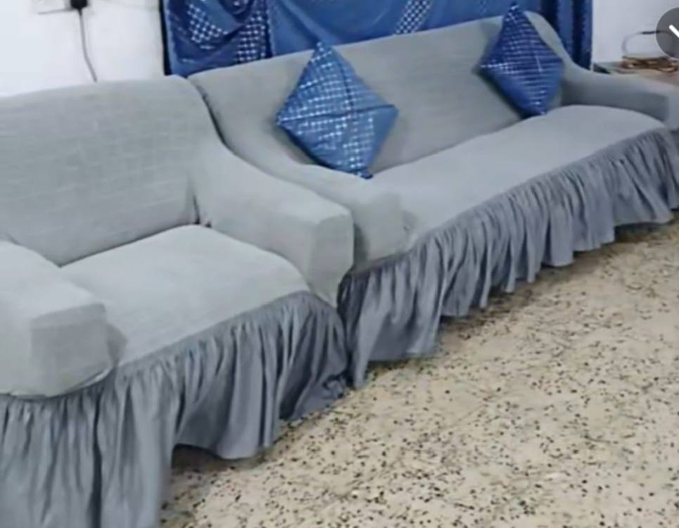 السلام عليكم تخم قنفات 10 مقاعد 4 صغار و2 كبار نضيف كلشي مابي لاكسر ولاسفنج نازل ابيعه هو وتلبيسه مالته ب150. مكاني سويب للاستفسار المراسله خاص والاتصال بالرقم ***********
