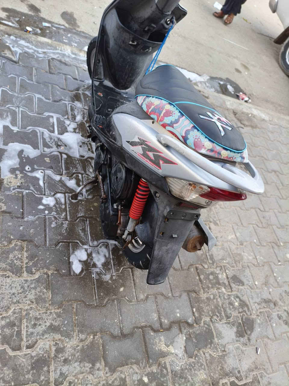 سلام عليكم 
ماكس عدله مال حاويه
الدراجه كلشي بيها بلادي بس اليوايله مبدله
الدرجه مختمه ختم واحد ويه المكينه ماكو اي فرق 
شلعه ومعدل ما مفتوحه بوشه بلادي بيها لايت زنون عالي ناصي 
مكان
بصره حيانيه شارع التئميم
سعر مليون و100وبيها مجال
***********
