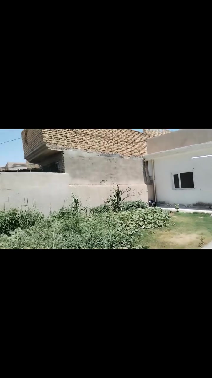 يالله سلام عليكم بيت مساحه ٣٠٠ متر للبيع بنزلت كاضم عطوف عل شارع الرئيسي بيه غرفتين وصاله ومطبخ وكلش كبار وستقبال ما كامل يبعد عن شارع العام ٣٠٠ متر *********** السعر 80 وبيه مجال
