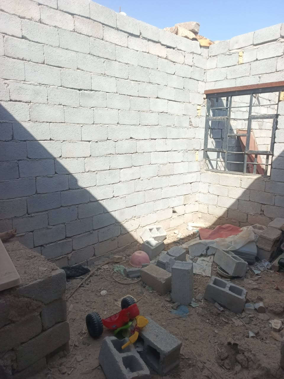 بيت زراعي مساحه 100متر خلفي دربونه متر ونص غرفه ومطبخ وصاله وصحيات البيت شوفت عينك عوزه ترتيب مكانه شركه نفط ذي قار الخميسات جاي من العلوه مال مخضر السعر 10وبي مجال هاتف ***********
