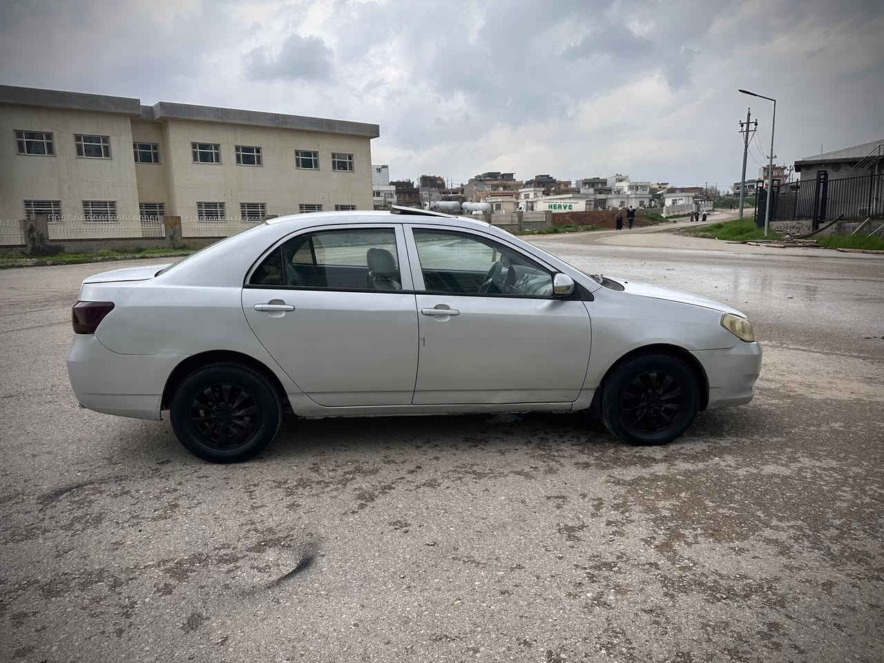 #سلاو بي واى دى
موديل 2013 
حزام بوياغ له 
سه ر كابوون نه وه 
كيروو مه كينه كرولا به شه رتى اوليات رقم بغداد فول موصفات جيكا سليمانى 
رابراين 
 سعر 31 كه ميك مجال 

***********
