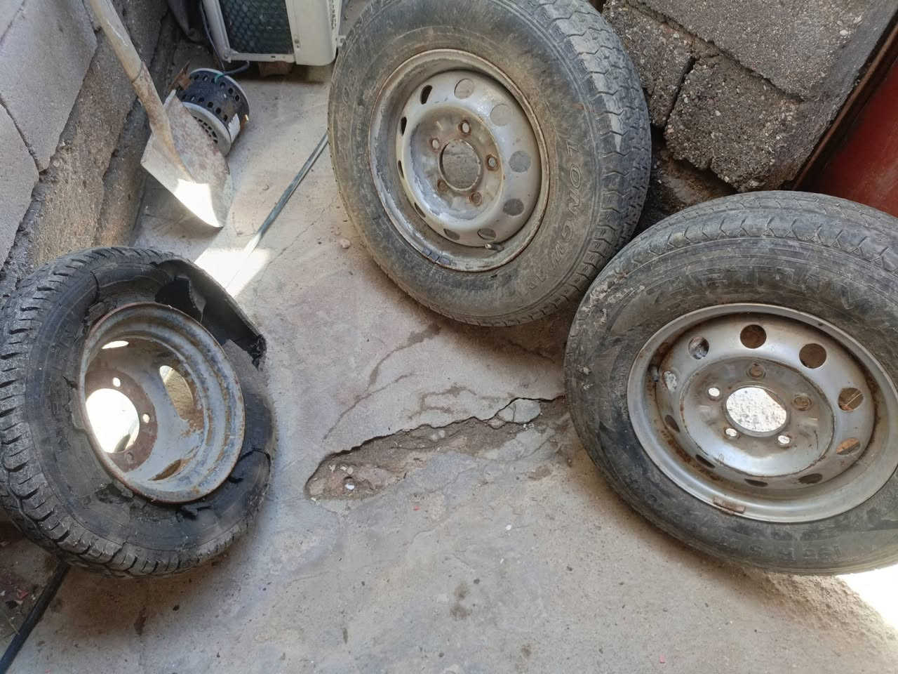 السلام عليكم شباب تايرات جدد هنه والرينك منفوخات وكاملات حجمهن 15. مال بنكو 
وتايره خلفي رينك سعرهن   150 اتصل وبل خدمه 
المكان بصره شط العرب تنومه 
الرقم ***********
