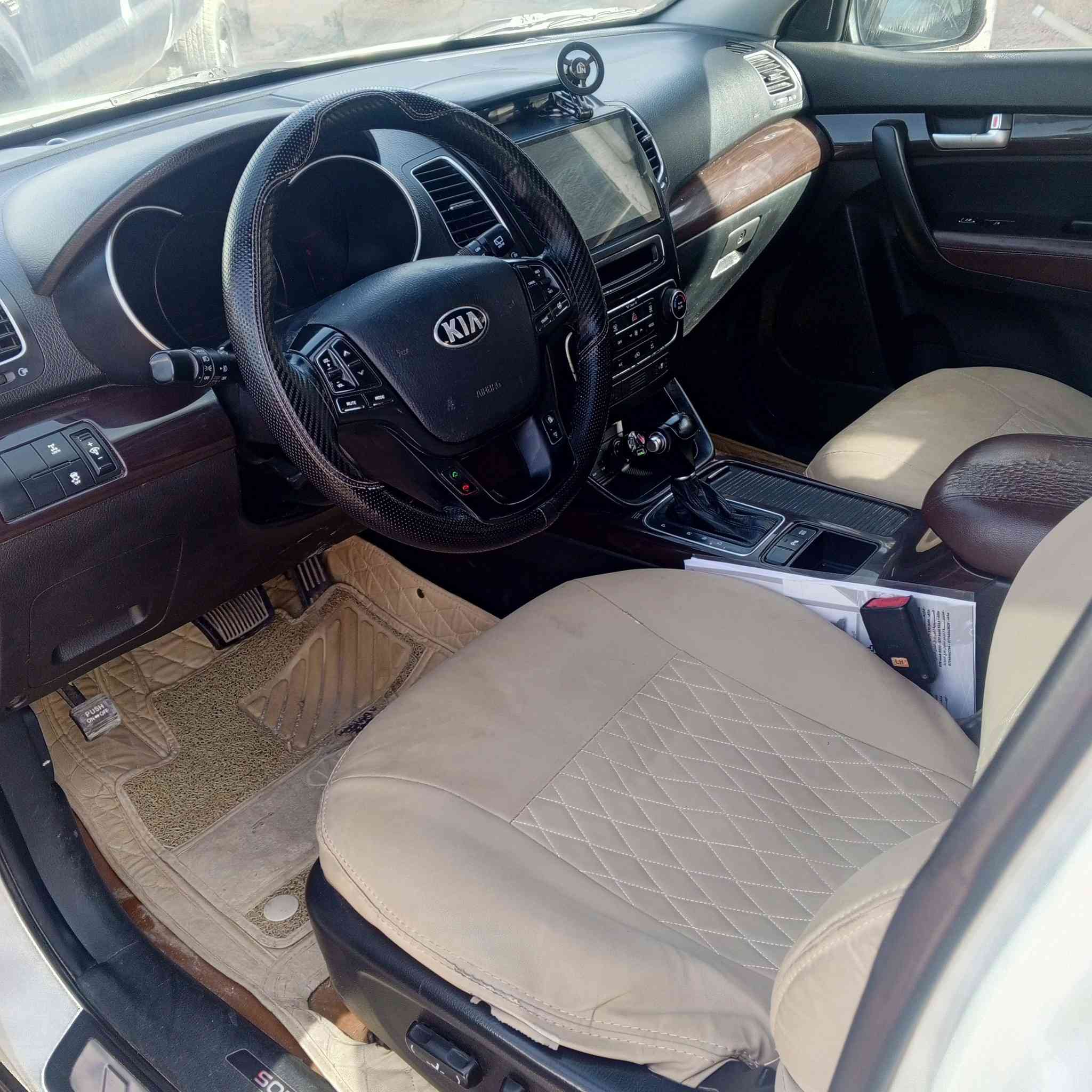 السلام عليكم كيا سورنتو 2015 كويتي فول مواصفات رقم بغداد 
ستة سلندر 
سبعة راكب 
كير محرك مكفول 
بصمة ابواب وجنطة
كشنات كهرباء 
تبريد بيانو ( تبريد فول 3 قطع)   
فول تحكم ستيرن
 ترحيب عن قرب بالابواب
سايد بريك بالرجل 
كاميرا حساسات 
لد امامي خلفي
يدات نيكل
مري شفط 
أرضية مغلفة جلد 
5 ويل كب
ويل كروم حجم 19
سيارة جديدة 
 قطعه وحده  صبغ فقط 
بدون دواخل 
السعر 180

الاتصال على الرقم 
***********
العنوان الانبار الرمادي
