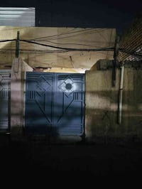 نصف قطعه للبيع المساحه 80متر تحتوي على طارمه وستقبال وحولي ومطبخ وصحيا...