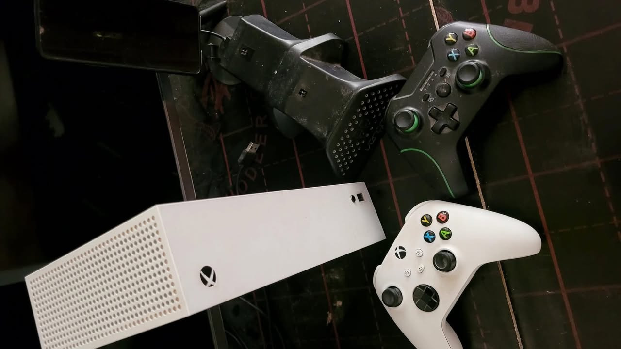 السلام عليكم للبيع سيريس اس نظافة 99 بالمية لوك ما مستخدم هواي ابداً ويا جوستك اضافي وقاعدة شحن للجوستكات سعرة 300 الجهاز نظيف جداً استخدام بسيط كامل ملحقات وكارتون للتواصل ***********
