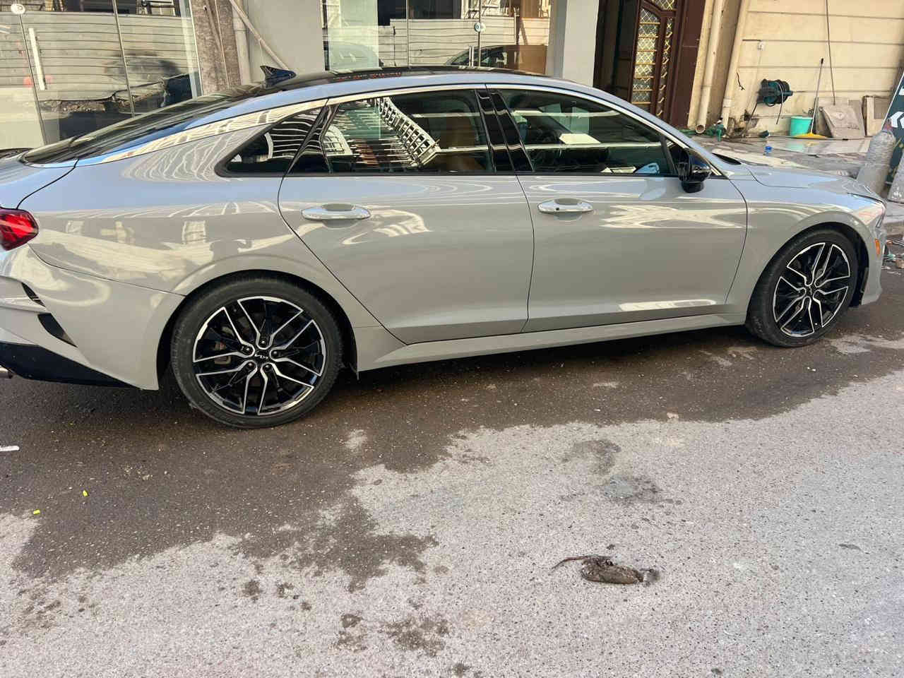 السلام عليكم 
كي فايف (2022) امريكي ضررها جاملغ حلفي صور الحادث موجوده بالنشر فئتها (gt) رقم بغداد باسمي              السياره مغلفه(PPF)
فول مواصفات.                بالكامل 
بصمه ابواب 
بصمه تشغيل 
تشغيل عن بعد 
بانوراما
شاشه الحجم الكبير 
كشنات جلد 
كشنات كهرباء
تبريد شاشه 
قطعتين تبريد 
وضعيات قياده 
سايد بريك كهربائي 
ومواصفات الكي فايف معروفه السياره جديده بمعنى الكلمه 
العنوان /بغداد 
السعر//230 ورقه وبيها مجال
للاتصال//***********
