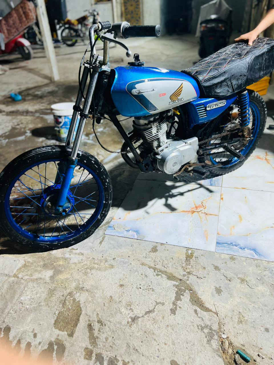 السلام عليكم دراجه ايراني للبيع دراجه نظيفه شغاله كامله من كل شيء دراجه كامله مكمله السعر 250
***********
