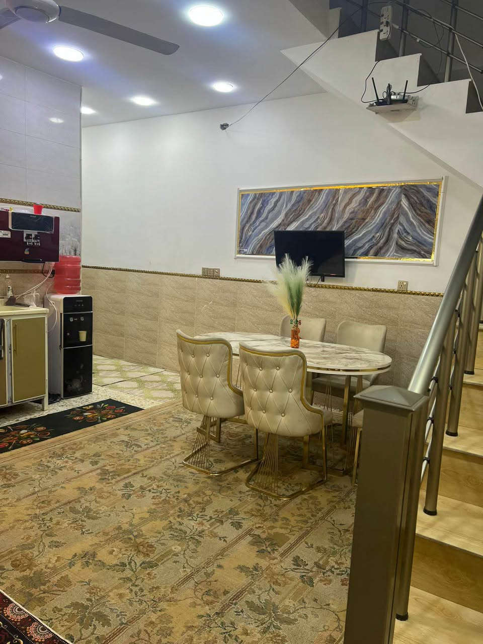 *********** 
دار للبيع زراعي ملك صرف  مساحة 100متر واجهة 6متر سند 25 يحتوي عل طرمة ومدخلين صالة ومدخل ثاني عل مطبخ وغرفة نوم وخدمات طابق اول غرفة نوم وحمام غربي وسطح خدمات فووول شارع مبلط ماء كهرباء مجاري.    ومن  الله التوفيق 
  *********** بغداد, العراق
