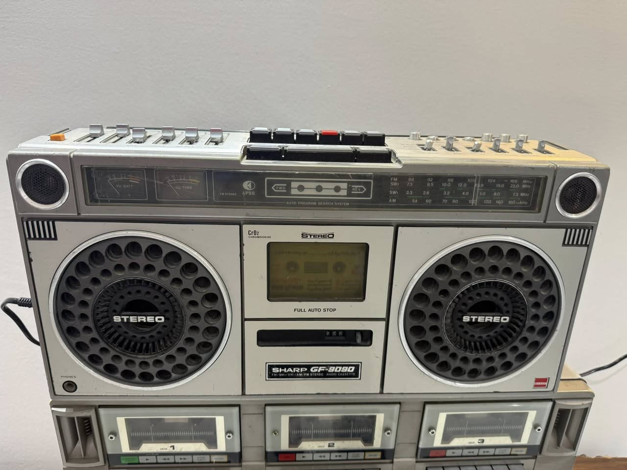 هذا الجهاز هو راديو كاسيت ستيريو كلاسيكي من نوع Sharp GF-9090، (شارب ) وهو يعتبر قطعة لهواة جمع الأنتيكات والمقتنيات القديمة. 
يتميز الجهاز بتصميم عتيق مع مشغلات أشرطة كاسيت وموالف راديو (FM/SW/AM).
يحتوي على نظام بحث تلقائي عن البرامج (APSS) ومؤشرات مستوى الصوت (VU Meters).
يحتوي على مكبرات صوت ستيريو مدمجة ومخرج لسماعات الأذن.
يمثل قطعة ديكور كلاسيكية بالإضافة إلى كونه جهاز صوتي. نضيف جدا (السعر 80 الف )


**إذا كنت صاحب هذا الإعلان وتريد حذفه لأي سبب، رجاءا أرسل رسالة إلى الدعم الفني**