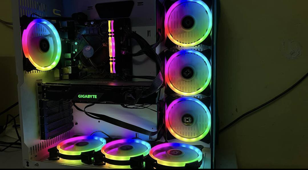 CPU: i5 10400
‏GPU: RTX 2060 SUPER
‏RAM:16 GB 3600
‏MB: GIGABYTE B460M D2V
‏HDD: 2T 
SSD: 500 GB
UPS: 1800
شاشة سامسونج منحني 60 هرتز
وياه هدية: 
 كيبورد لون اسود + لون ابيض
+ ماوس + 2 جوستيك اكسبوكس + 2 جوستيك لاسلكي سوني 
+ ميز لون ابيض + كرسي.. 
  حاسبة مثل ماتشوف نظيفة استعمال شهر بعدهي بكارتوناته.. سبب البيع عدم التفرغ 
وكل هذا وسعره 750 وبيه مجال 
الشراي يتواصل وياي خاص.


**إذا كنت صاحب هذا الإعلان وتريد حذفه لأي سبب، رجاءا أرسل رسالة إلى الدعم الفني**