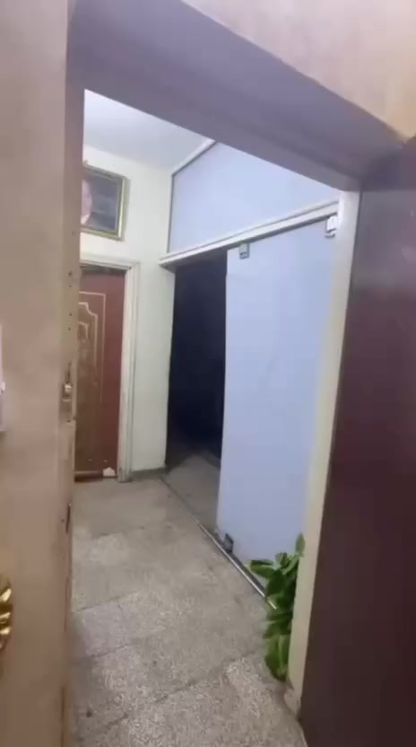 السلام عليكم بيت طابقين للبيع سعر مساحه ٢٠٠ متر سعر المتر ٤و نص 
الطابق الاول 
غرفة استقبال 
غرفة نوم 
حمامين 
مطبخ حار
مطبخ بارد
ممر 
الطابق الثاني
ثلاث غرف سويت
شارع الضريبه قرب أسواق تبارك
محله ٥١٦ اول فرع بعد الشارع العام 
***********
