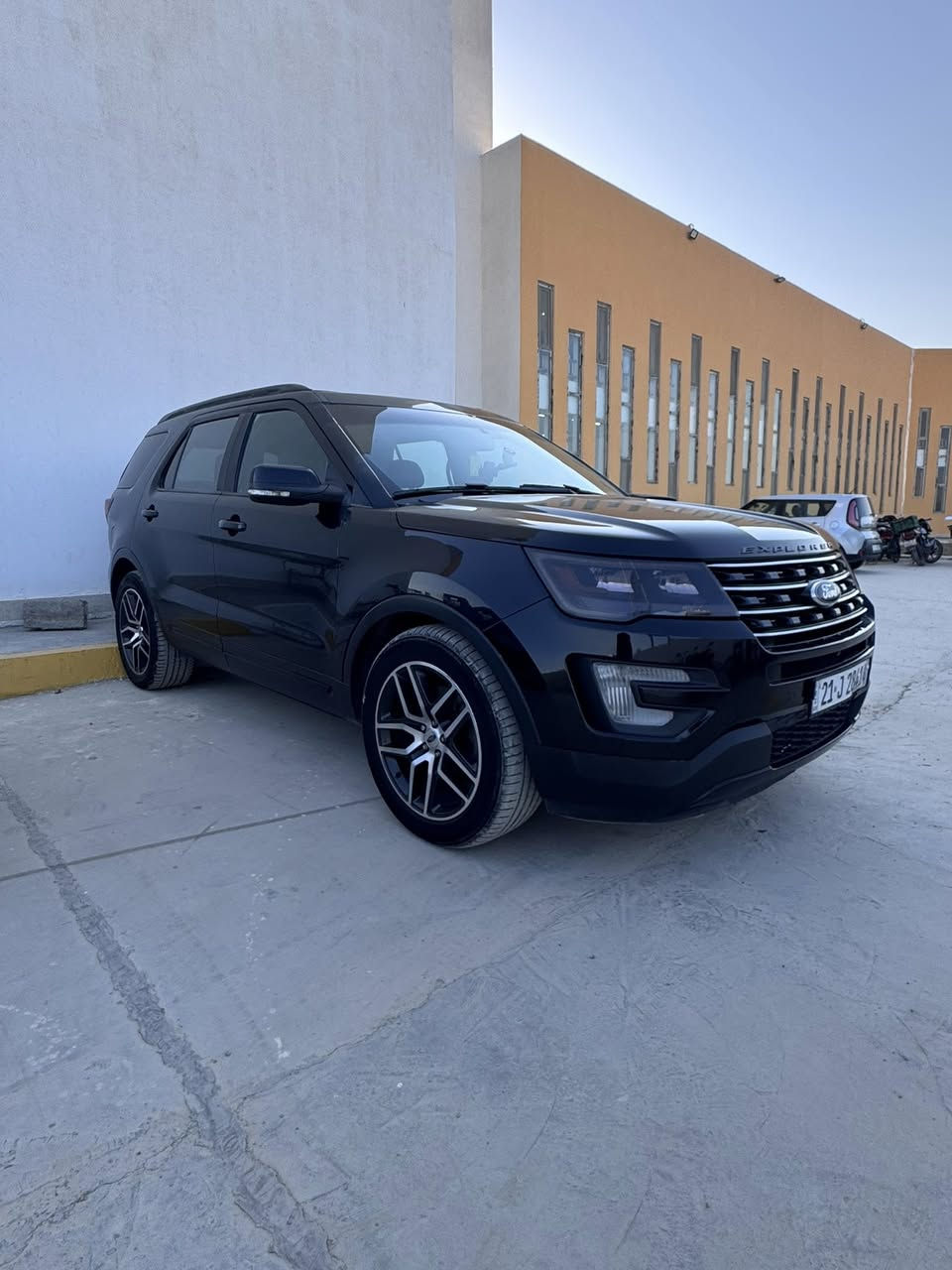 فورد اكسبلور  2017
فول موصفات 
 موصفات سبورت 🔥فول للاخير 
محرك 6 سلندر حجم 3.5 توين تربو
بصمة ابواب و بصمة تشغيل
رادار امامي 
رادار توقف ذاتي
كاميرة 360
اوتوبارك 
‏Awd فوريل
مرايات قلاب 
كشنات جلد تدفية وتبريد  ومساج
ستيرين هيتر
تحكم ستيرين فول 
سترين كهربايي التحكم 
صندوق شفط وجلاق
مرايات جوانب هيتر
شاشة حجم كبير  
حساسات خلفية وامامي اصل 
اشاير بالمرايا الجانبية 
لايتات امامي عدسة مع بلوجكتر دعامية
كشنات الامامية فول كهرباء 
تطعيم رصاصي للدواخل ابواب مع دشبول 
كشنات امامية تدفئة 
كود خارجي للقفل على باب السائق
سكليتر كهربائي مع تحكم ستيرن بالجهتين
سستم صوت SONY متكامل مع 8 سماعات داخلية 
تبريد ثلاث قطع امامي وسط خلفي
منافذ AUX, مع اربعة منافذ USB  مع تقنية ربط جهاز ستلايت على السيارة مع منفذ رام ذاكرة ورام خرائط GPS مع منفذ كهرباء 110فولت 
الاضائة الداخلية 12 لون 
نظام الاوامر الصوتي اثناء القيادة 
كيرو محرك بشرط
السيارة ناعمة ومناقصها اي شي دهن وبانزين فقط  
سياره فول للاخير وجديده
صبغ بنيد وجاملغ بدون ايرباك بدون دواخل 

السيارة باسمي تحويل بنفس اليوم 
سنوي و رقم كلها جديد 
بعد بيها مواصفات..
المكان ديالى
***********
