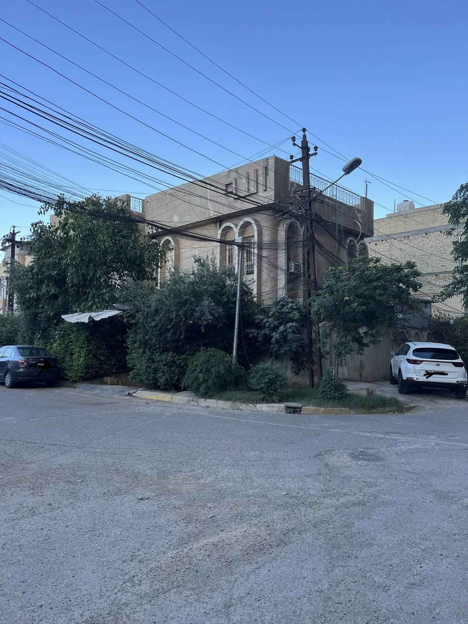 بيت ركن موقع مميز على شارعين عريضة للبيع ملك طابو سكني سند مستقل حي تونس افاق عربية.

المساحة ٢١٤ واجهة كبيرة ٢٠ متر النزال ١٠ ونص البيت مكون من طابقين وطابق ثالث تحت الارض مع كراج وحديقة. 

 التواصل على الرقم ***********
