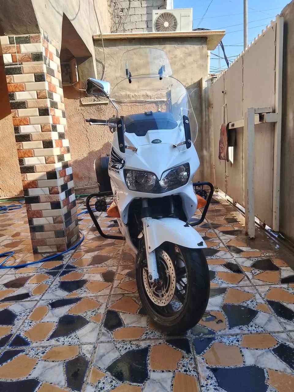 السلام عليكم دراجه للبيع هوندا vfr 800cc
موديل 2006
دراجه تجي نضام نوزل 
نضام abs اي بي اس 
شاشه الكترونيه دجتال 
جامه طويله give
 دراجه بوليسيه مال شرطه اليابان 
دراجه بحاله الوكاله كلهه شغاله 
كفاله عامه 
دراجه بدون رقم بدون كمرك مكاني سامراء 
 للاستفسار ***********
