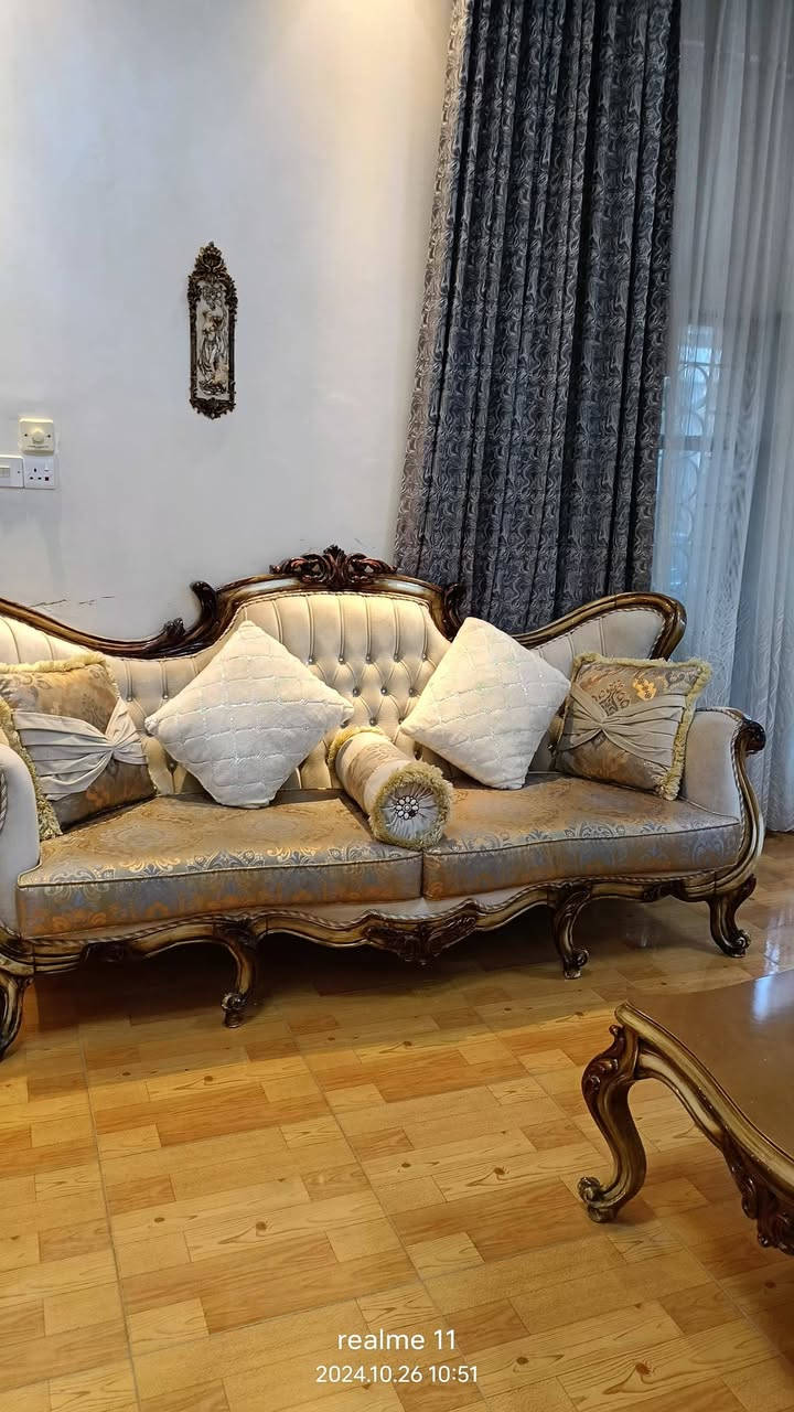 طخم ملكي تركي استيراد خاص جديد استخدام قليل بدون كسر بدون تلف متكون من قطعتين كبار و  ٤ قطع مفرد و طبله ملكيه وسطيه وطبله مفرده عدد ٢ للاستفسار ***********
