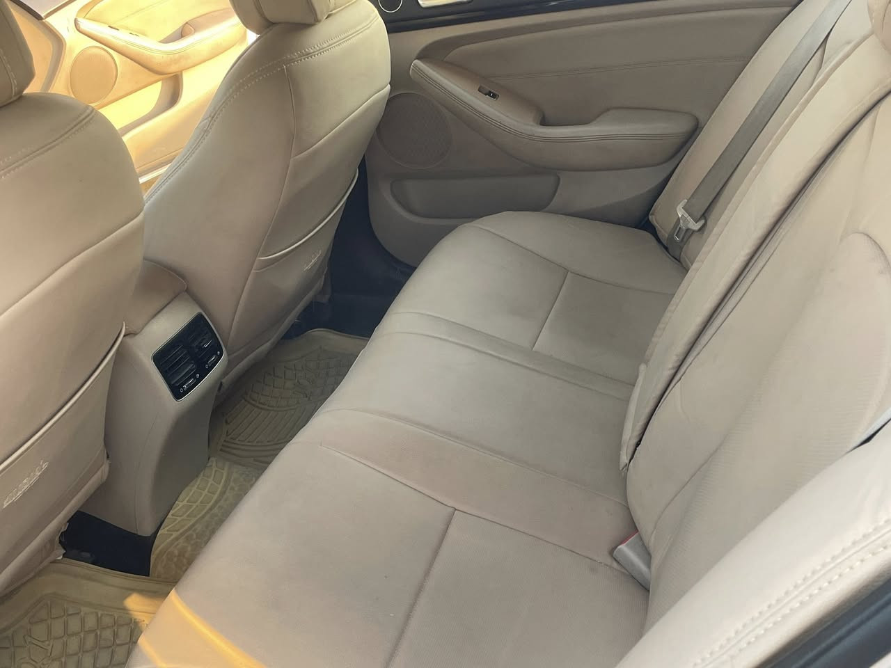 كيا كادينزا 2014 خليجي – فرصة مميزة

باسمي تحويل ثاني يوم مباشرة.
محرك V6 سعة 3500 نفس محرك السورنتو المعروف بالقوة والاعتمادية.

السيارة مصفّية بالكامل على أيدي:
المحرك – الكير – الكهرباء – الصدر – التبريد
يعني تركب وتمشي بيها سفر فوراً (تركيا، مكة أو أي مكان و انت مطمئن).

أداء قوي جداً
انطلاقة صاروخ 🚀
محرك سرعة وبطناش.

المواصفات:
 • كاميرا خلفية
 • تحكمات بالستيرن
 • شفتات تبديل بالستيرن
 • كير عادي وTiptronic
 • إنارة ترحيب بالمرايا
 • ترحيب صوتي داخلي
 • مواصفات الكادينزا المعروفة بالفخامة والراحة

السيارة نظيفة جداً ومال جناي
وتجي تشوفها أجمل من الصور إن شاء الله.

السعر: 127 ورقة
وبيها مجال بسيط للجادين.

بسعر إلنترا لكن تركب سيارة فخمة بمحرك V6

عنواني بغداد الدورة
***********
