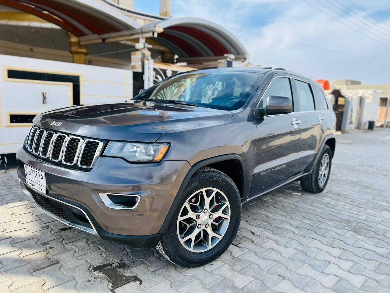 السلام عليكم
للبيع للبيع جيب شيروكي لمتدد فول مواصفات للاخير.. مكينه 3600كفاله بيهه 3قطع صبغ 
رقم بغداد باسمنه سنويه 2029تحويل وكاله حاظر.... السياره جديده وجاهزة من كلشي 
العنوان بابل الشوملي 
السعر 157
***********وتساب
***********
