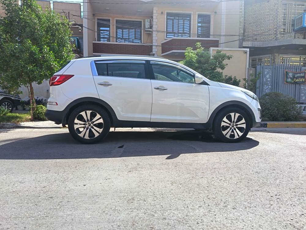 السلام عليكم 
للبيع كيا سبورتج موديل 2011 
✅وارد خليجي 
✅رقم بغداد تحويل ثاني يوم 
✅ماشية 160 الف km
✅محرك 2000 دوش المرغوب 
✅مواصفات 1 على1 
✅بصمه  
✅فتحه بانوراما 
✅حساس خلفي 
✅كامرة خلفيه 
✅إشاير بالمري  
✅كشنات جلد
✅ويل كب
السيارة كلش نظيفة وجاهزة 
 للأستفسار الاتصال على الرقم*********** بغداد, العراق
