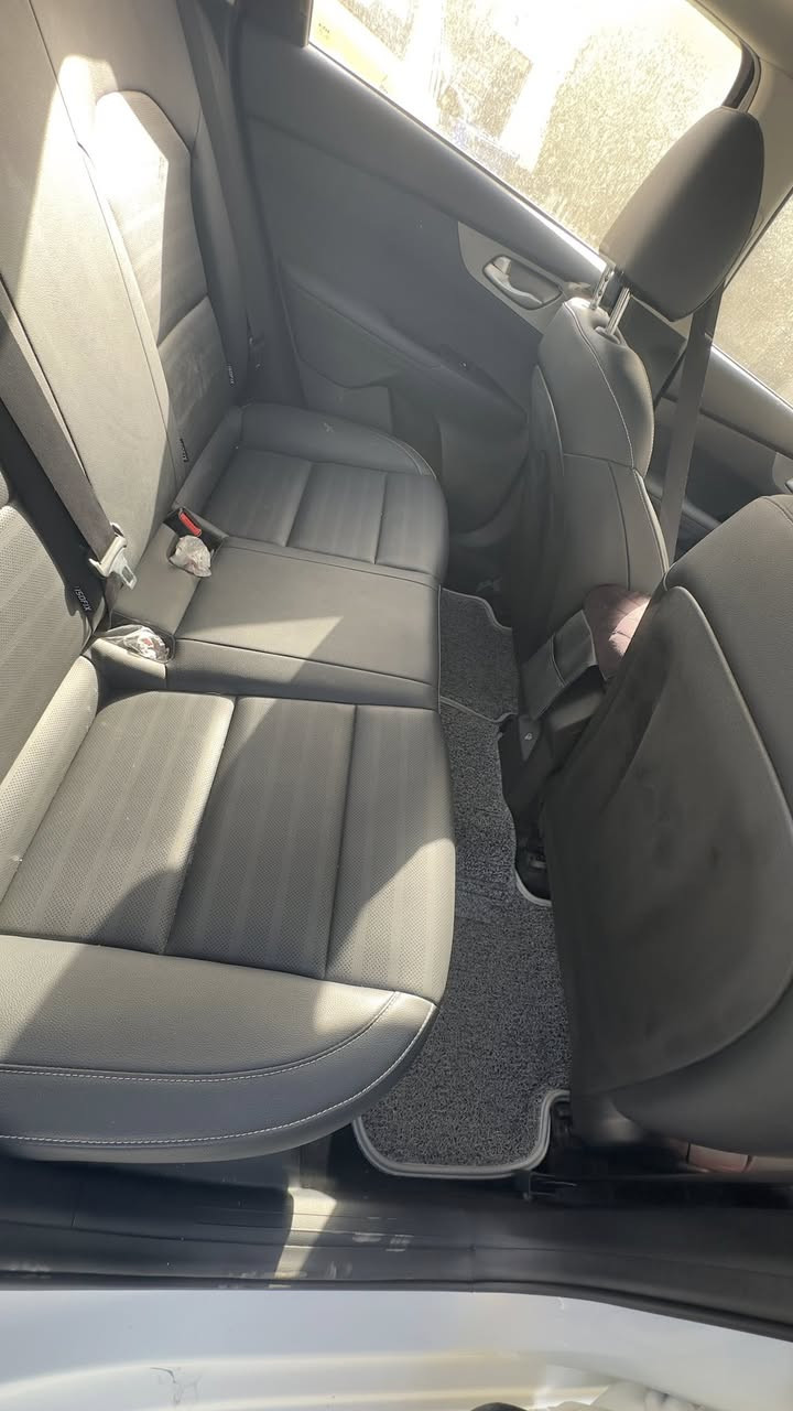 السلام عليكم كيا كي 3 موديل 24 ماشيه 8700 مكفوله  من الصبغ والتبديل والضربة ماعدا طخه موضحة بالصور بالدعاميه  مكان السيارة بغداد السعر 150 بيها مجال بسيط  للاستسفار ***********
